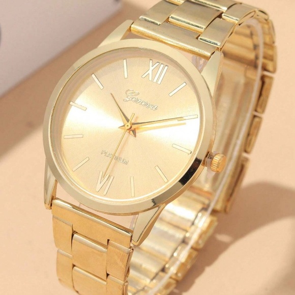 👑NEW WOMEN’S LUXURIOUS WATCH and Rhinestone Bracelet! - Picture 6 of 7